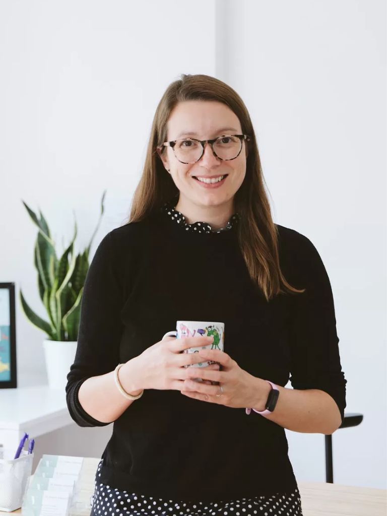 Dr. Elizabeth Aizlewood, Clinical Psychologist at Vivamus Dubai UAE in office