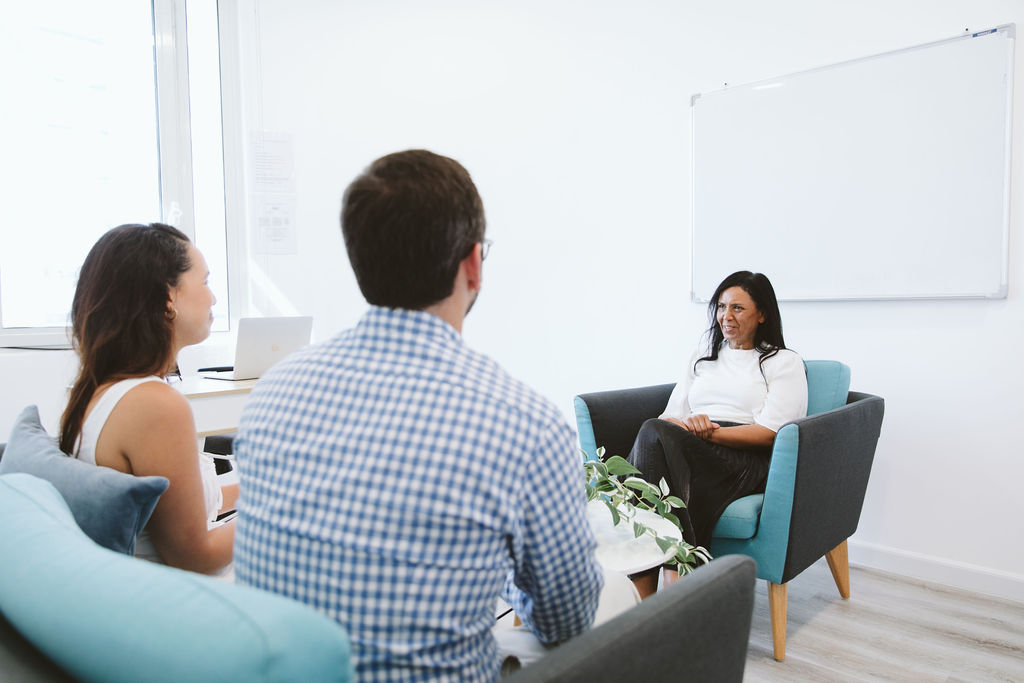 Psychologist at Vivamus meeting with a couple for perinatal mental health support