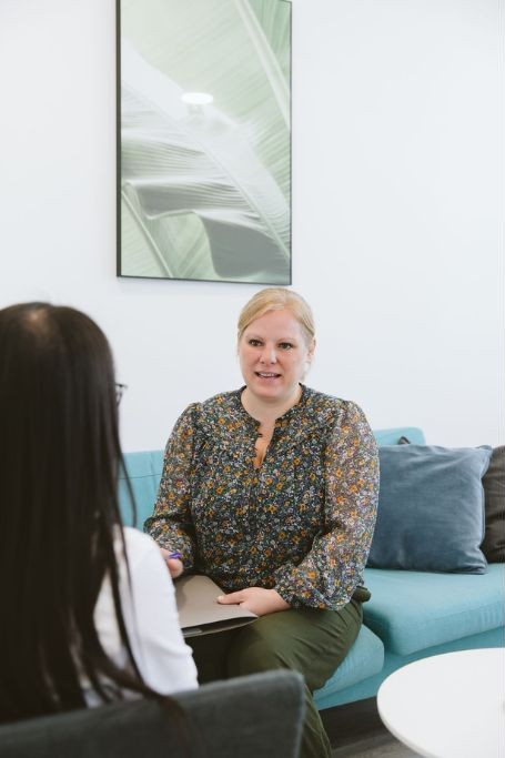 Vivamus therapist speaking with a client in a calm, supportive setting