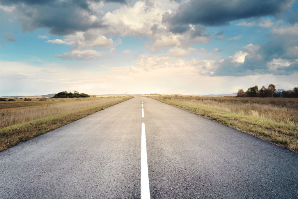 Open road symbolising clarity, direction and the personal journey through EMDR therapy at Vivamus Dubai