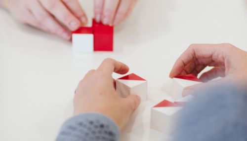 Client and psychologist working with red-and-white blocks during a cognitive assessment at Vivamus clinic in Dubai