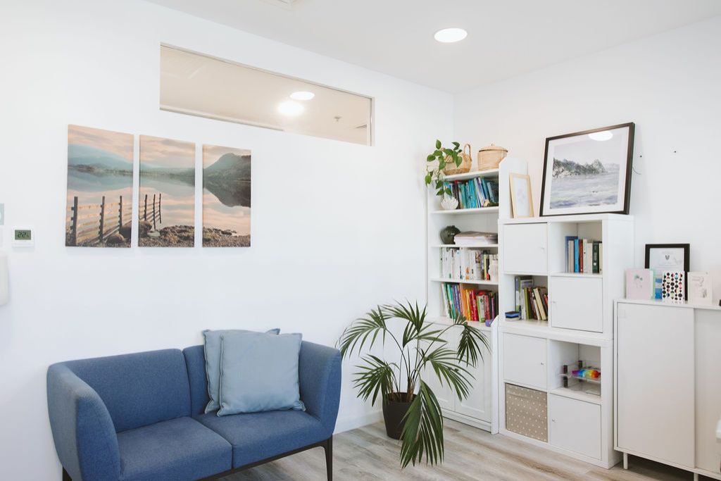 Light-filled calm space inside Vivamus psychology clinic in Dubai