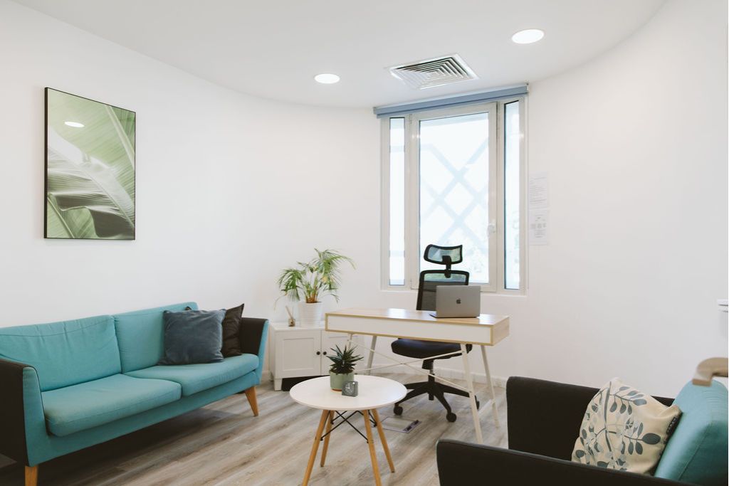Private therapy room at Vivamus clinic in Dubai with calming decor and comfortable seating